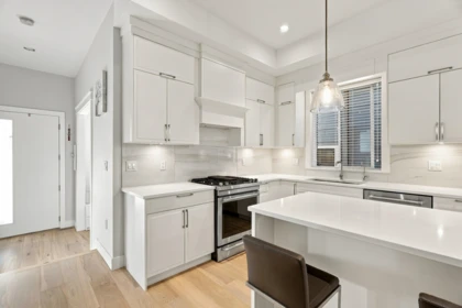 Kitchen Island Photo of 16475 21a Avenue, Surrey, BC