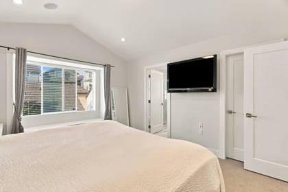 Laundry Room Photo of 16475 21a Avenue, Surrey, BC