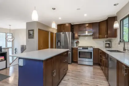 15840 Russell Avenue, White Rock, BC, White rock — Single Family Residence for sale