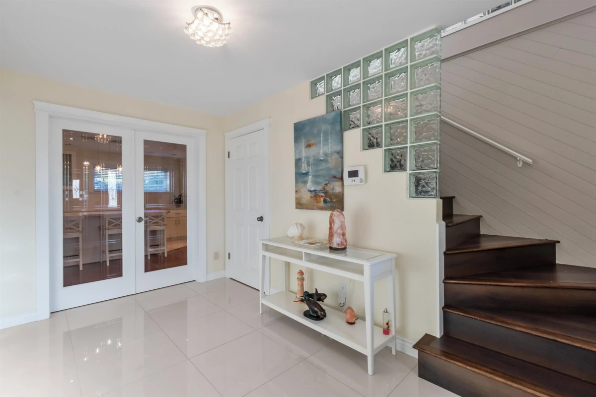 Family Room Photo of 15531 Roper Avenue, White Rock, BC