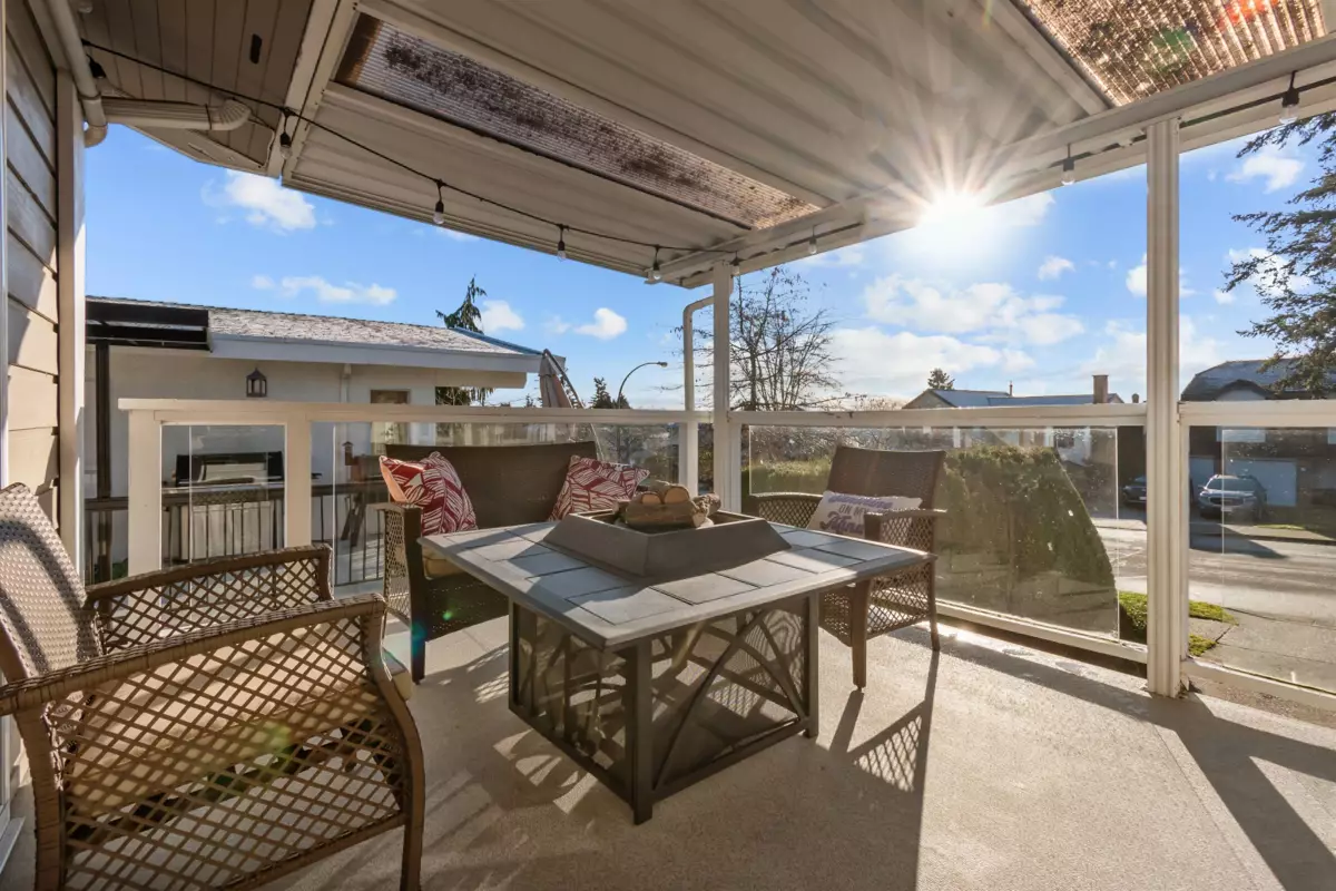 Kitchen Island Photo of 15531 Roper Avenue, White Rock, BC