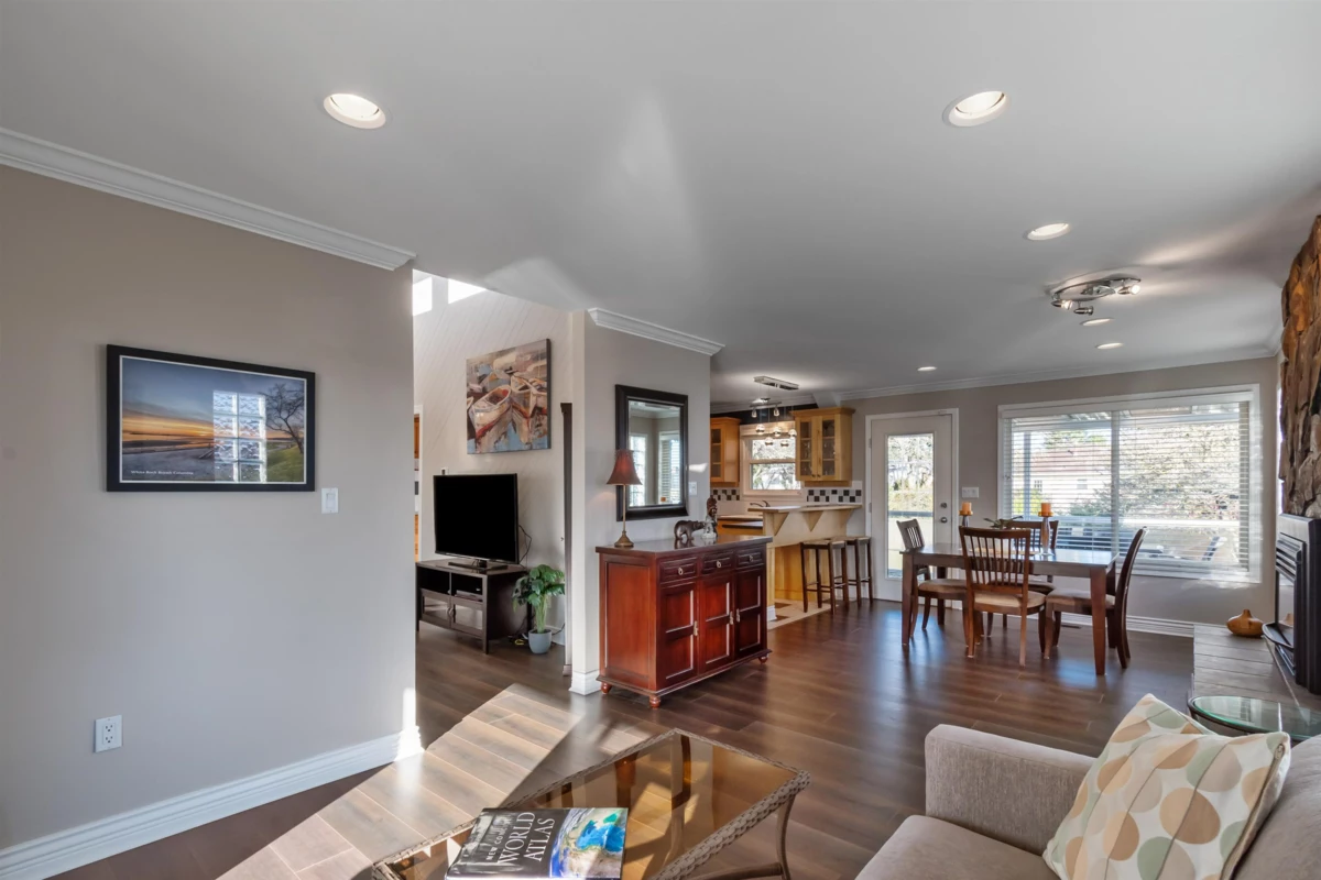 Kitchen Photo of 15531 Roper Avenue, White Rock, BC