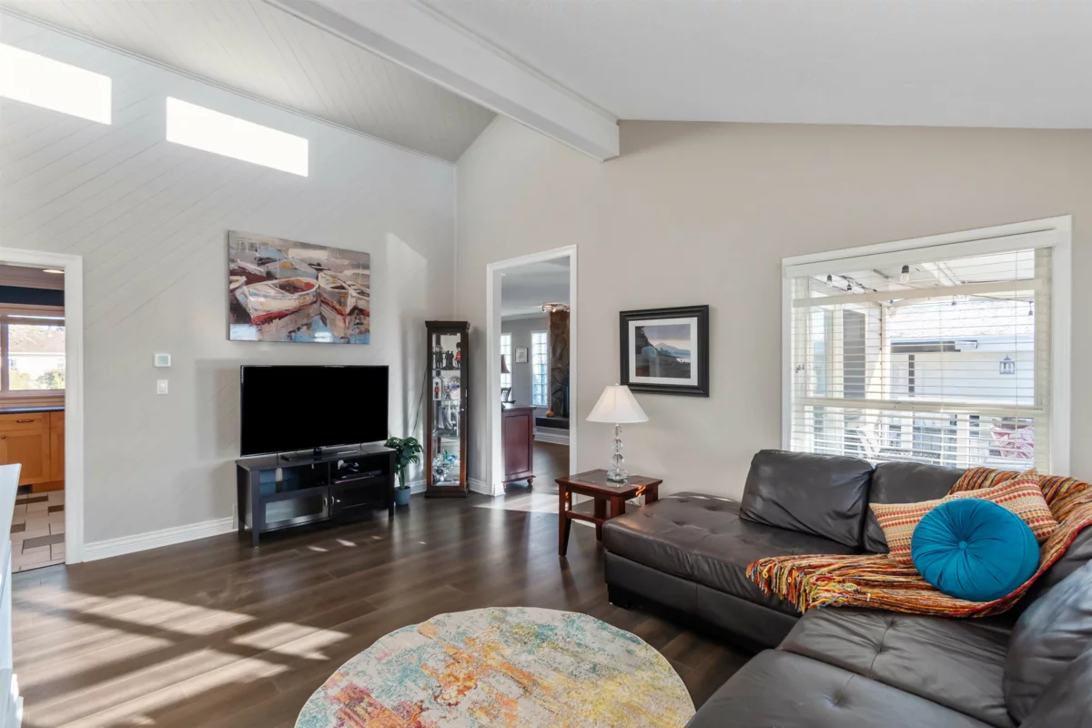Living Room Photo of 15531 Roper Avenue, White Rock, BC
