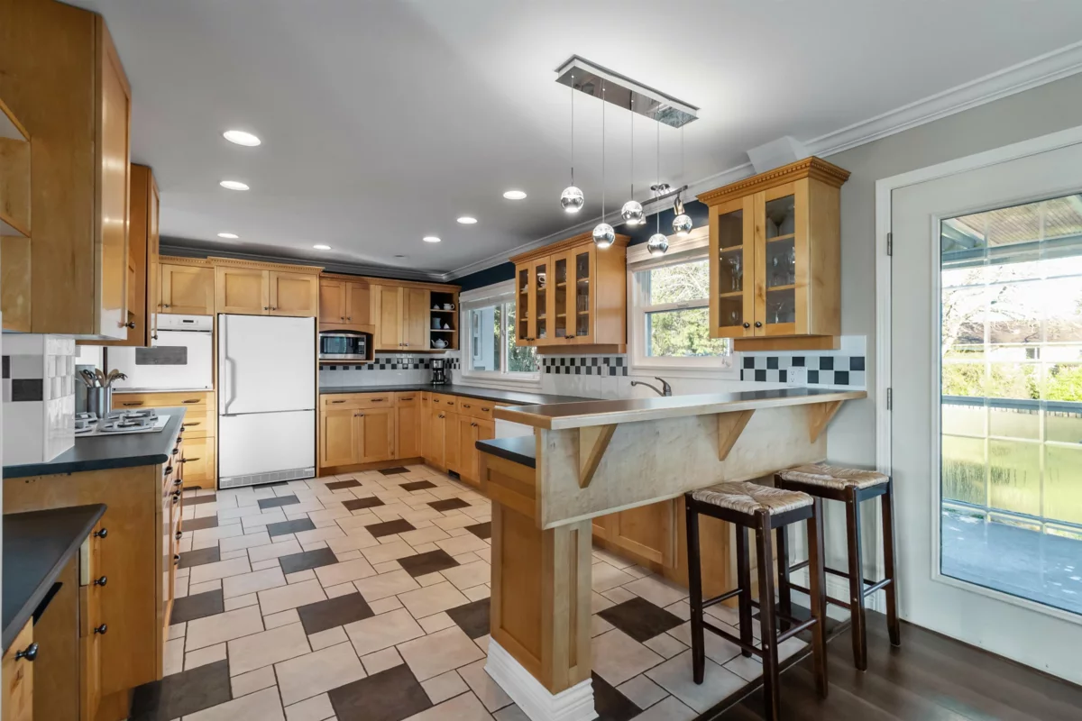 Primary Bathroom Photo of 15531 Roper Avenue, White Rock, BC