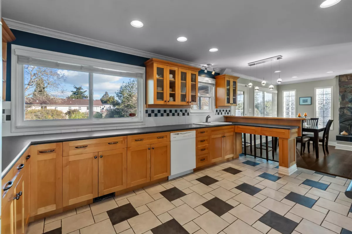 Walk-In Closet Photo of 15531 Roper Avenue, White Rock, BC