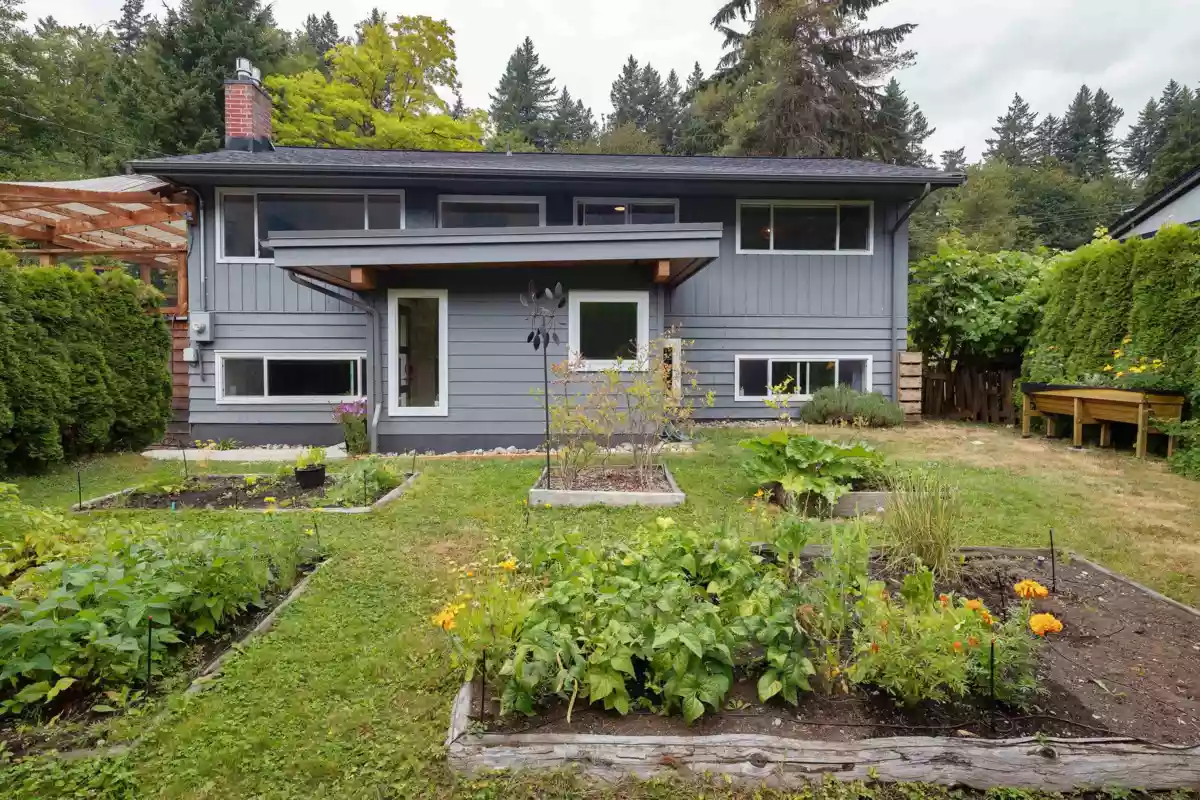 Living Room Photo of 38137 Westway Avenue, Squamish, BC