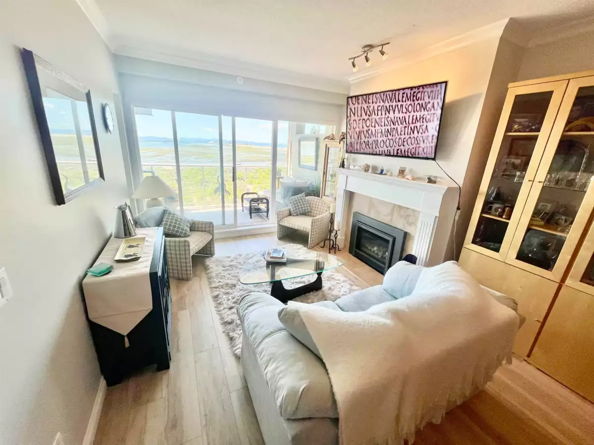 Breakfast Nook Photo of 207 1120 Tsatsu Shores Drive, Tsawwassen, BC