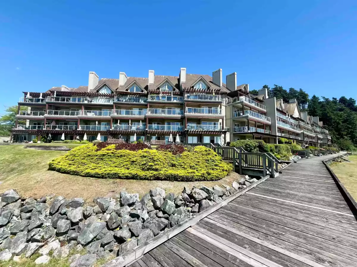 Family Room Photo of 207 1120 Tsatsu Shores Drive, Tsawwassen, BC