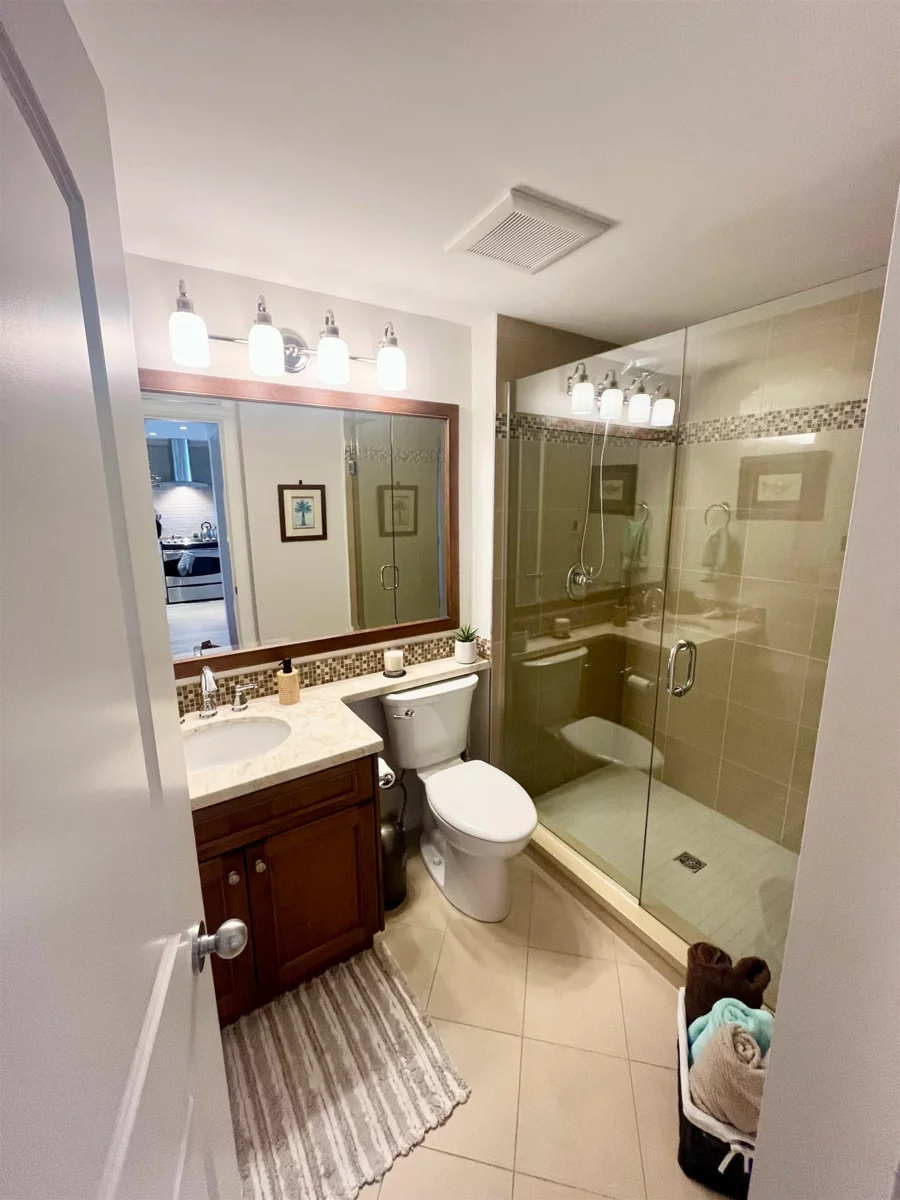 Guest Bathroom Photo of 207 1120 Tsatsu Shores Drive, Tsawwassen, BC