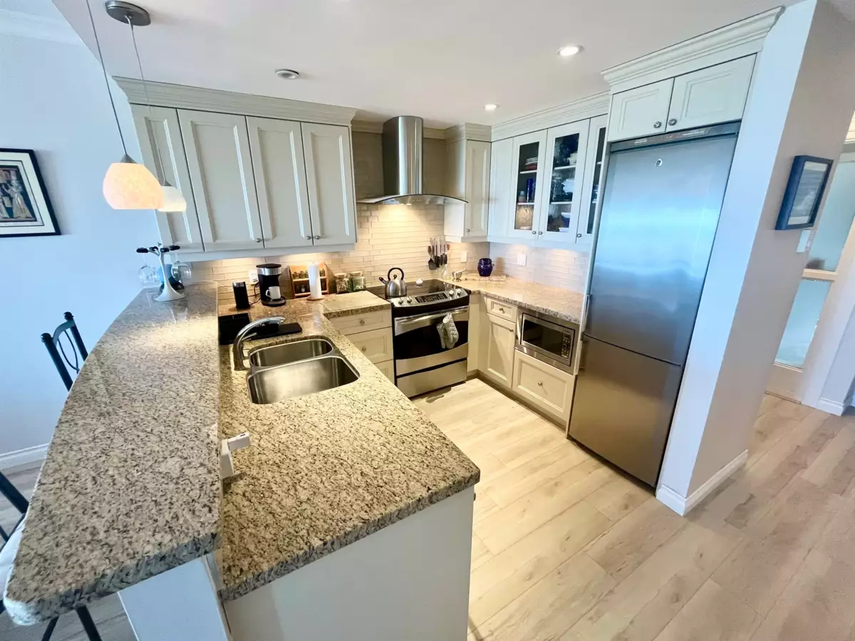 Kitchen Photo of 207 1120 Tsatsu Shores Drive, Tsawwassen, BC