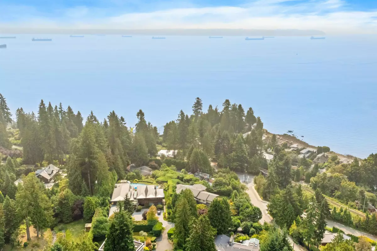 Basement Recreation Room Photo of 1408 31st Street, West Vancouver, BC