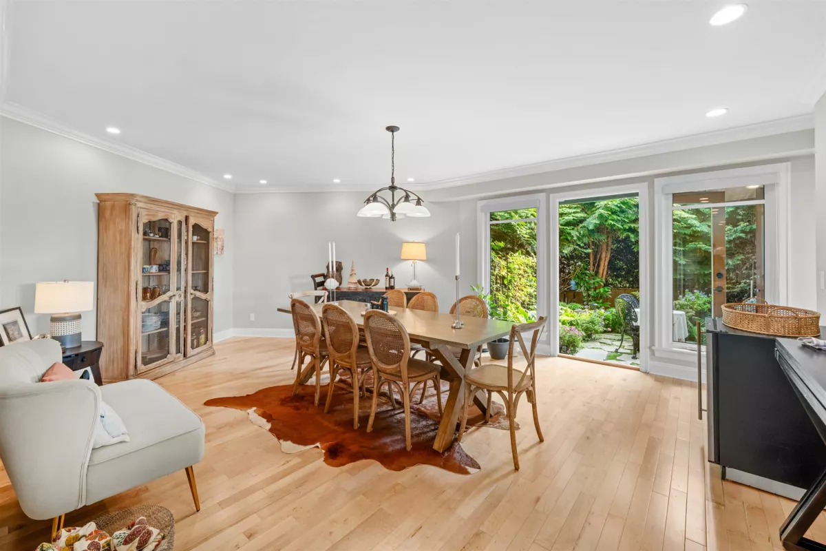 Dining Area Photo of 1408 31st Street, West Vancouver, BC