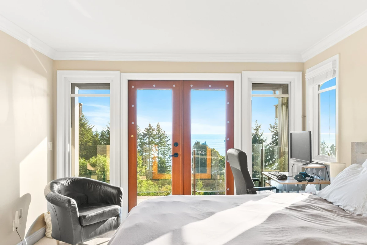 Guest Bathroom Photo of 1408 31st Street, West Vancouver, BC