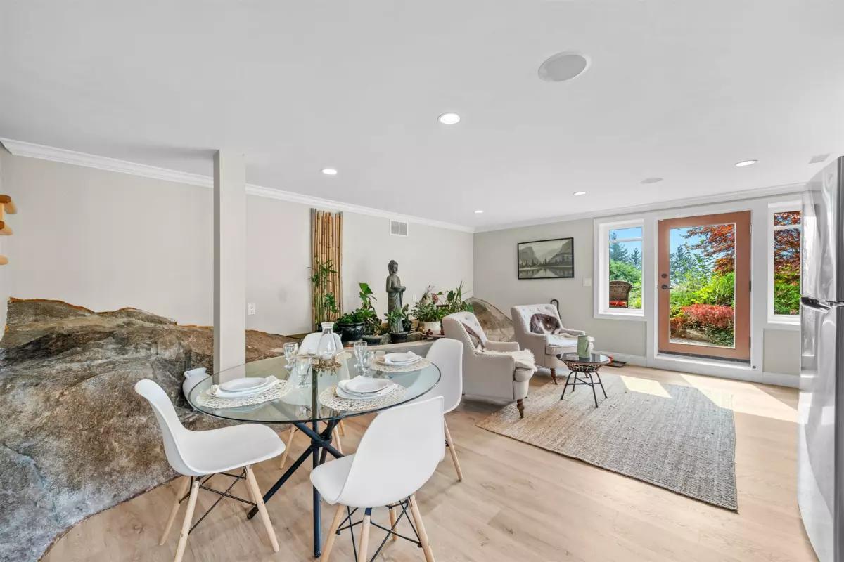 Hallway Photo of 1408 31st Street, West Vancouver, BC