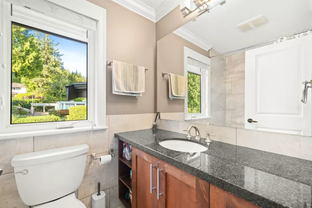 Powder Room Photo of 1408 31st Street, West Vancouver, BC