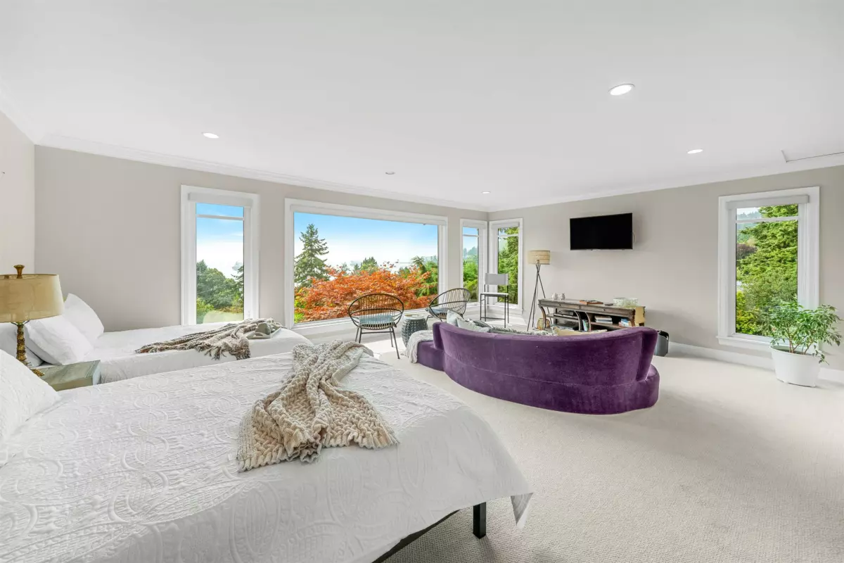 Walk-In Closet Photo of 1408 31st Street, West Vancouver, BC