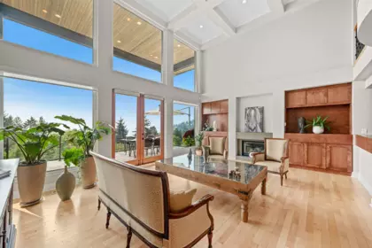 Kitchen Island Photo of 1408 31st Street, West Vancouver, BC