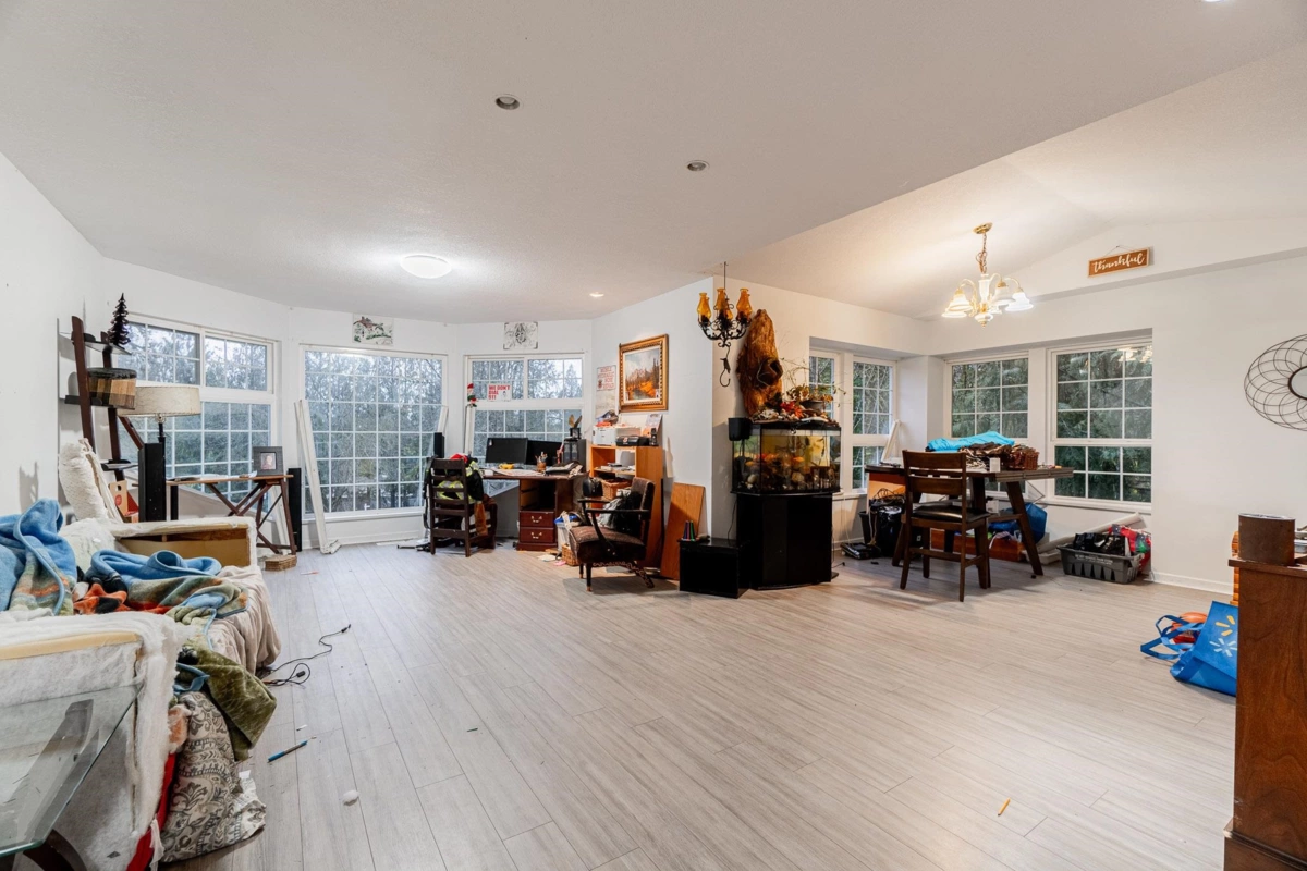 Kitchen Island Photo of 9540 Woodward Street, Mission, BC