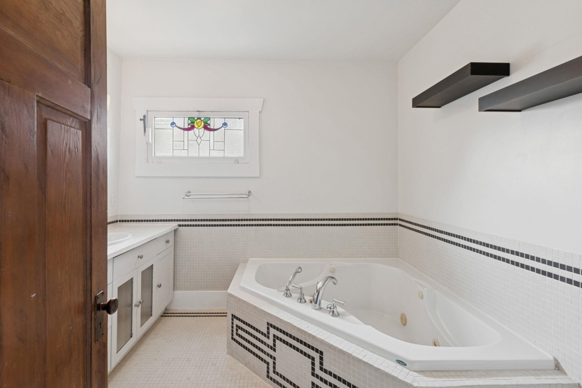 Powder Room Photo of 1025 Hamilton Street, New Westminster, BC