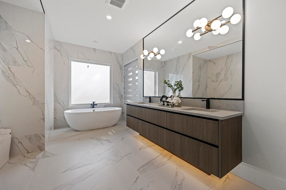 Hallway Photo of 687 Folsom Street, Coquitlam, BC