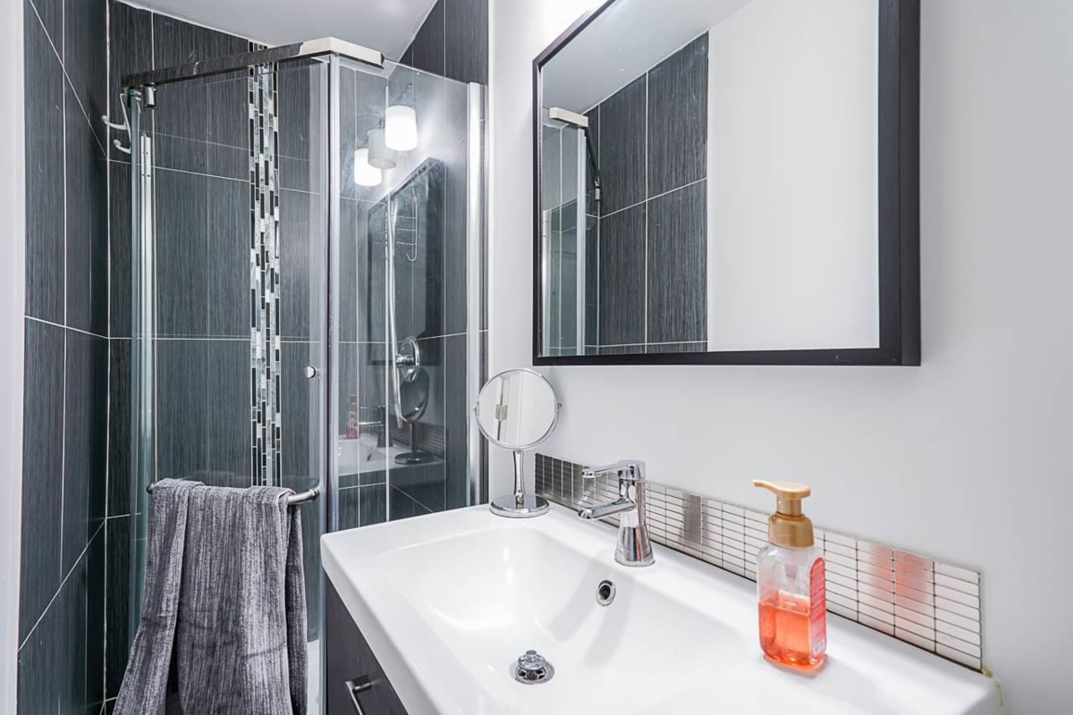 Primary Bathroom Photo of 2212 Grant Street, Abbotsford, BC