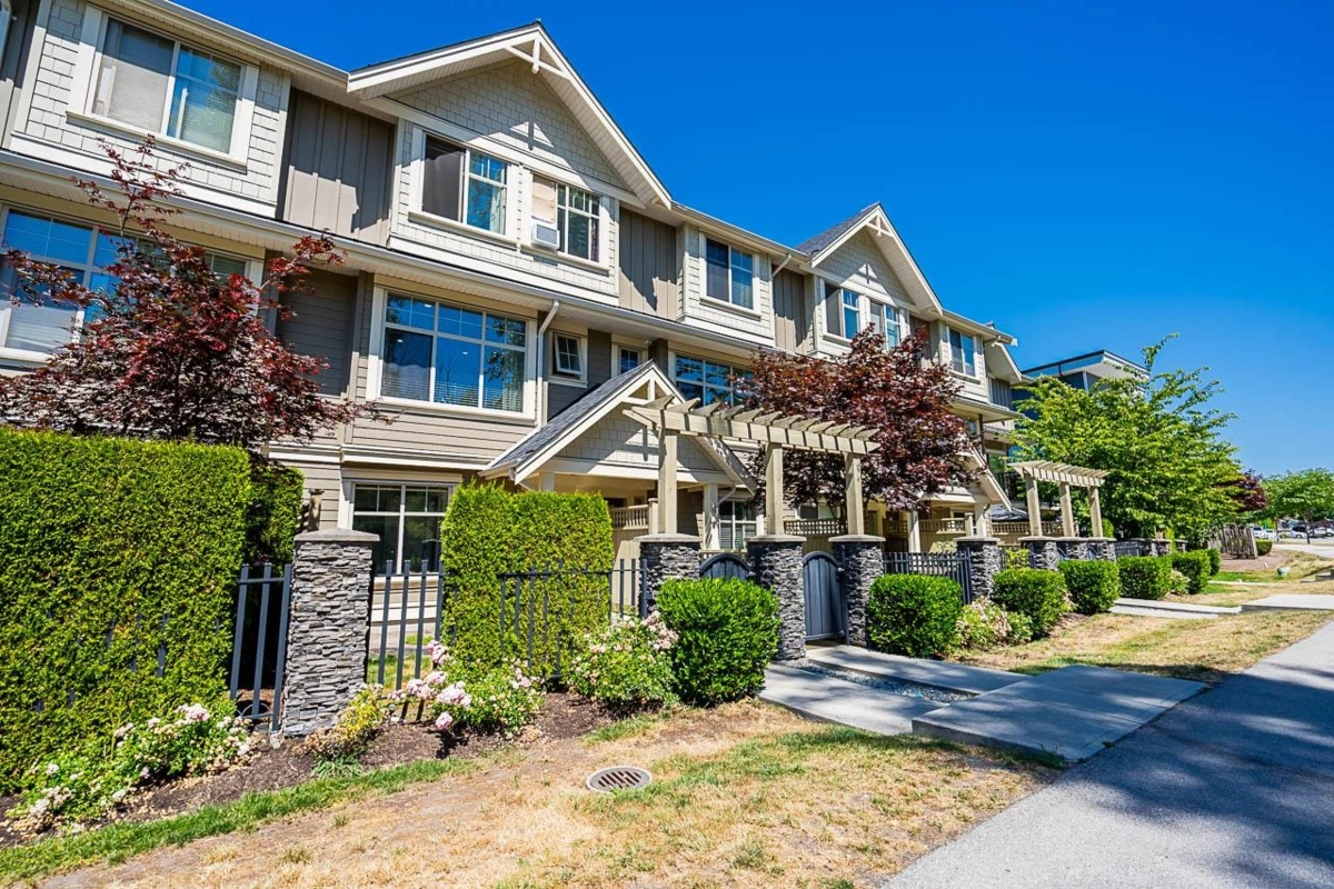 Family Room Photo of 5 19525 73 Avenue, Surrey, BC