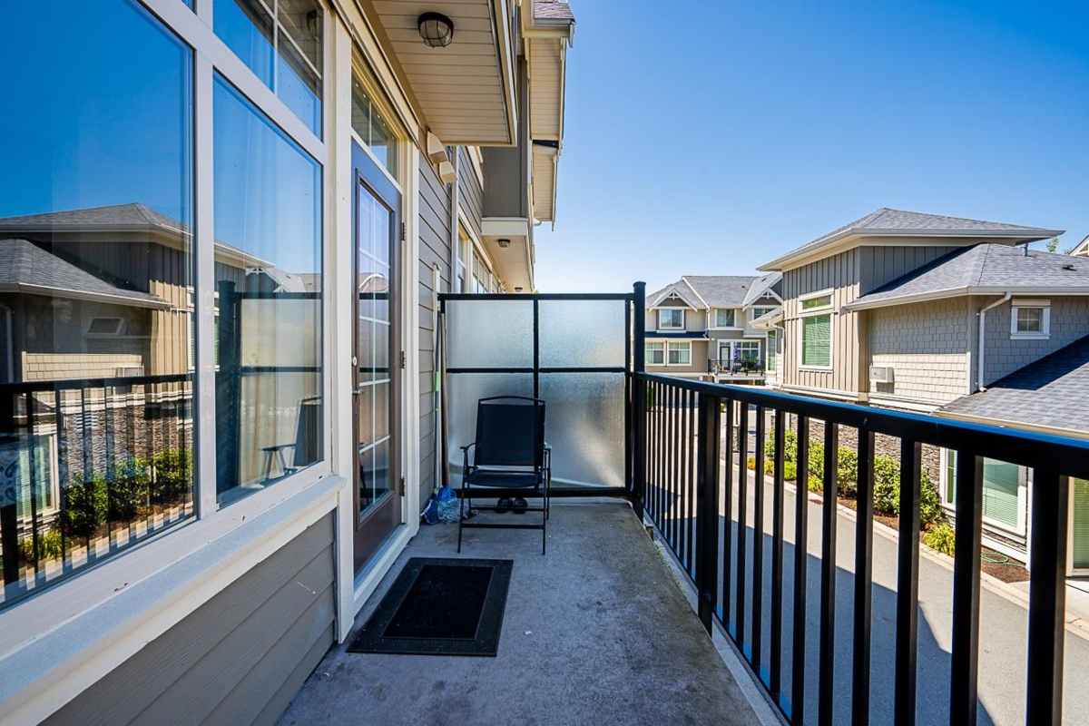 Front Yard Photo of 5 19525 73 Avenue, Surrey, BC