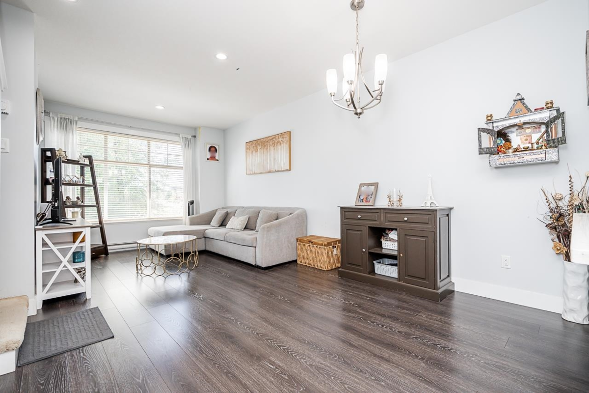 Kitchen Photo of 5 19525 73 Avenue, Surrey, BC