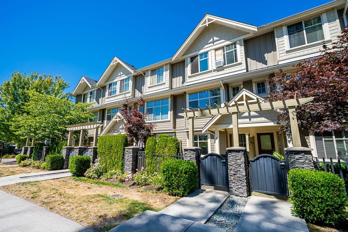 Living Room Photo of 5 19525 73 Avenue, Surrey, BC