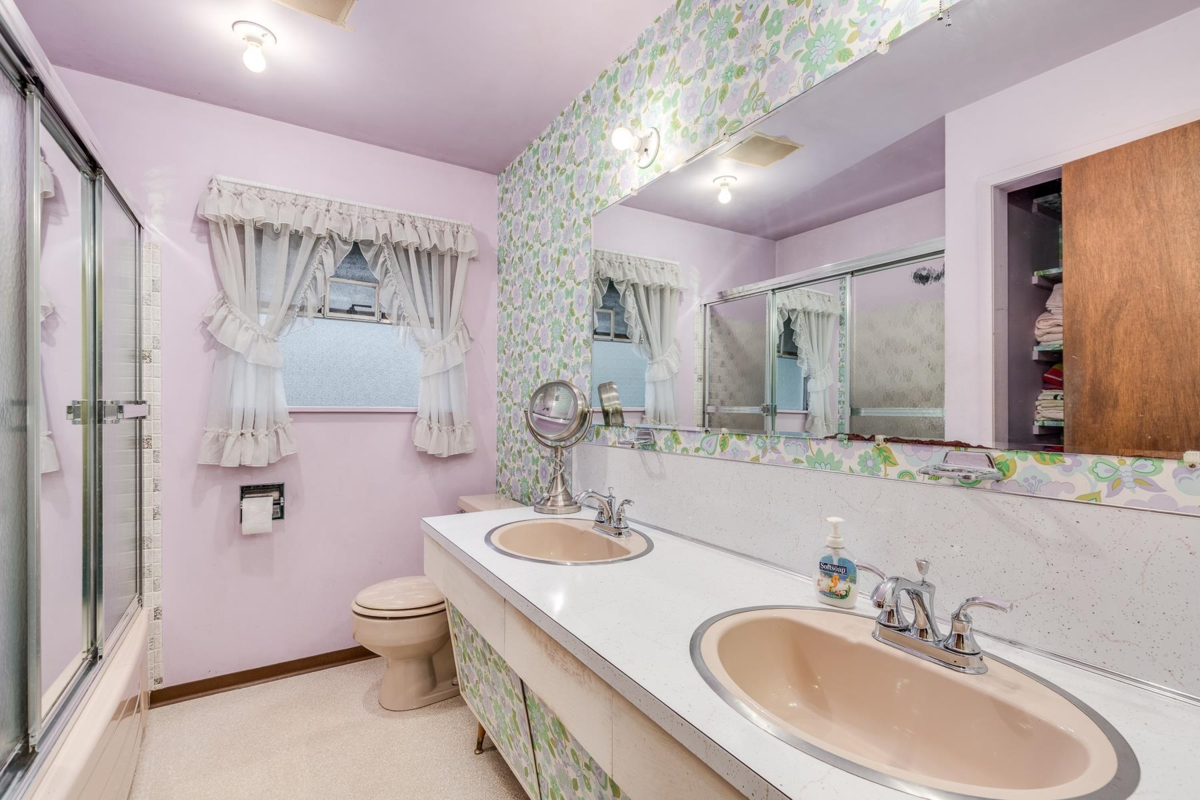 Hallway Photo of 14457 110 Avenue, Surrey, BC