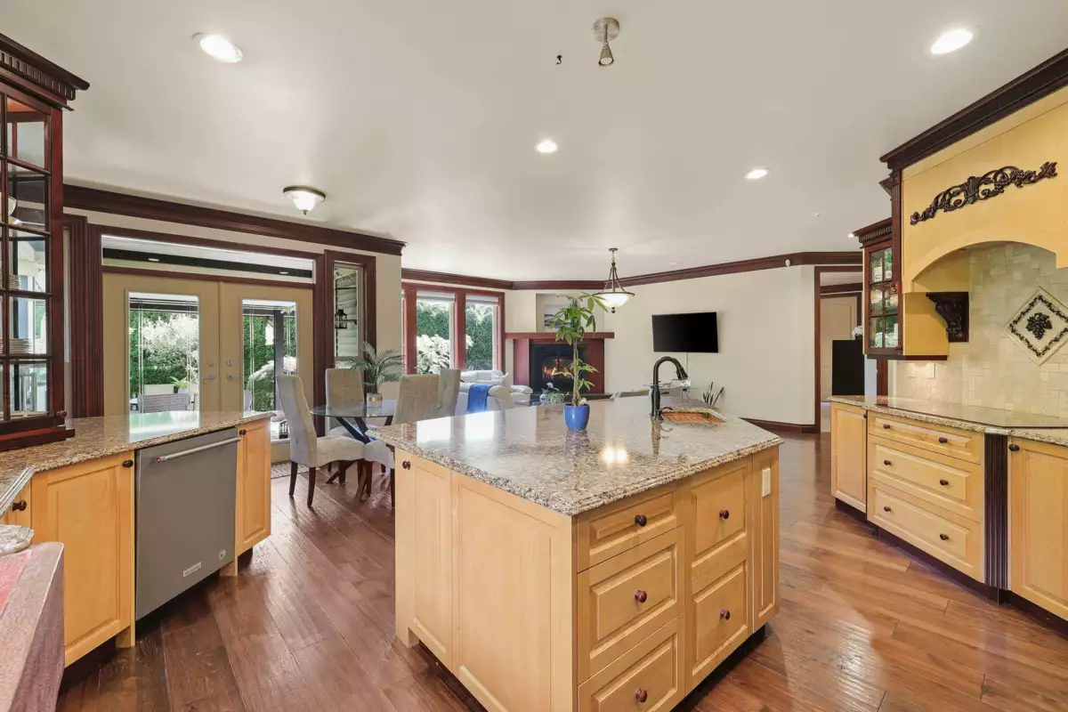 Kitchen Island Photo of 19695 71 Avenue, Surrey, BC