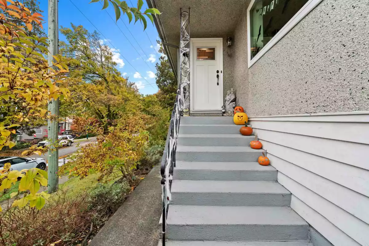 Kitchen Island Photo of 3605 Oxford Street, Vancouver, BC
