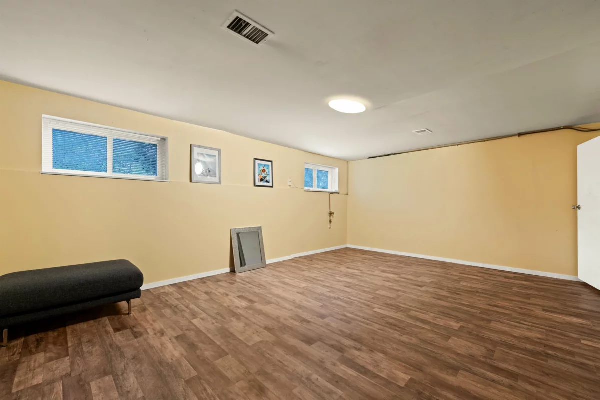 Laundry Room Photo of 3605 Oxford Street, Vancouver, BC