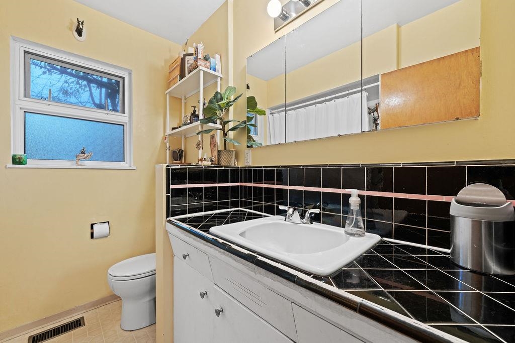 Loft / Bonus Room Photo of 3605 Oxford Street, Vancouver, BC