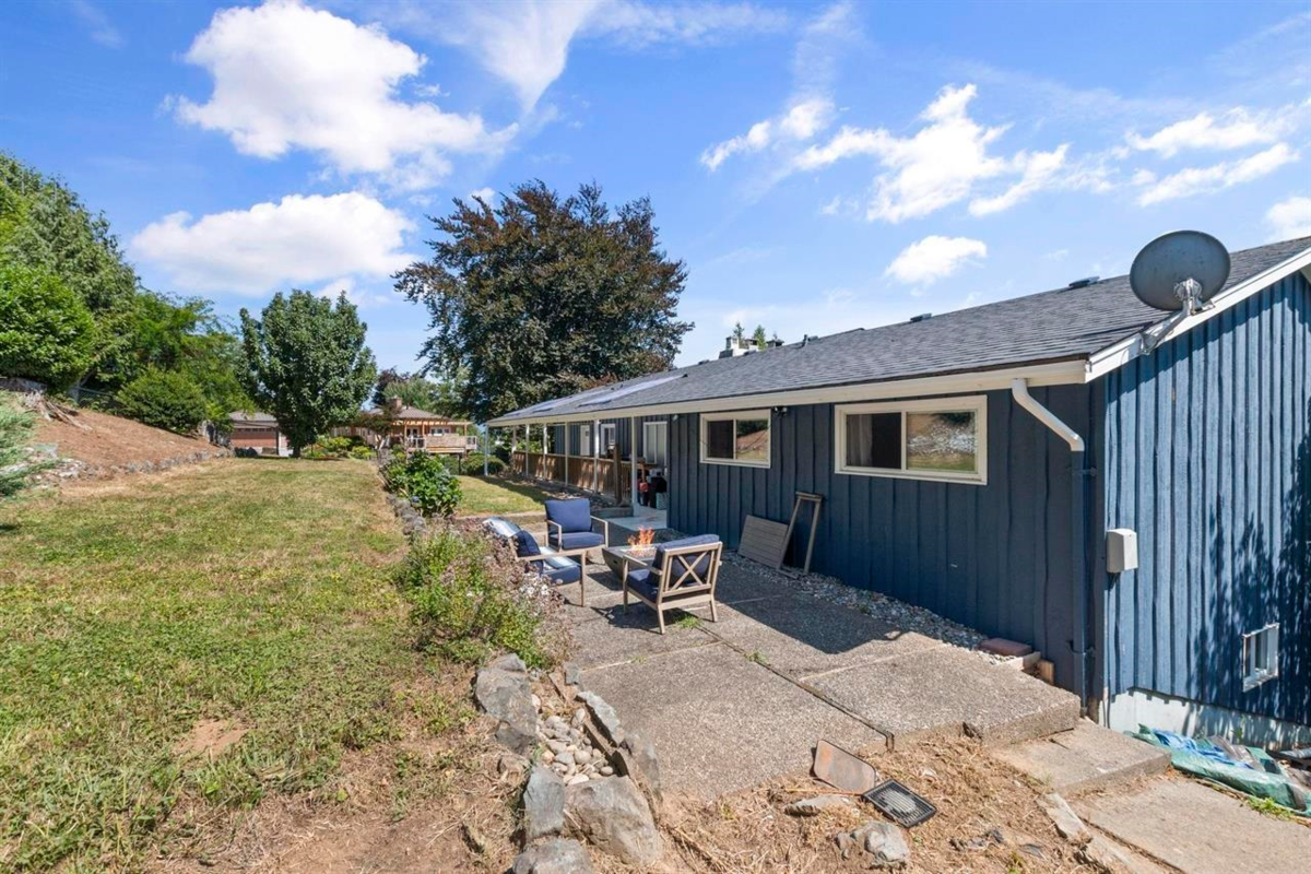 Breakfast Nook Photo of 10005 Kenswood Drive, Chilliwack, BC
