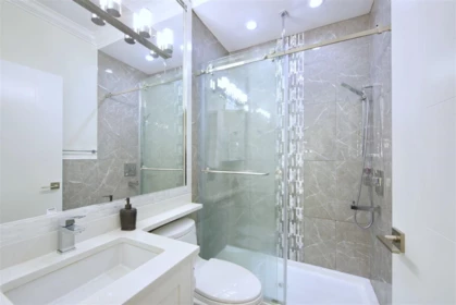Entry Foyer Photo of 5886 Sherbrooke Street, Vancouver, BC