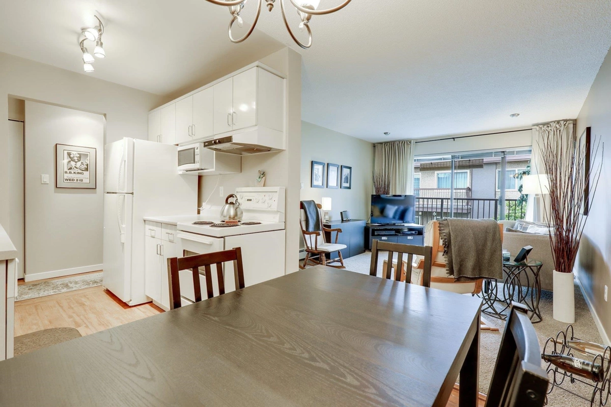 Family Room Photo of 302 330 E 1st Street, North Vancouver, BC