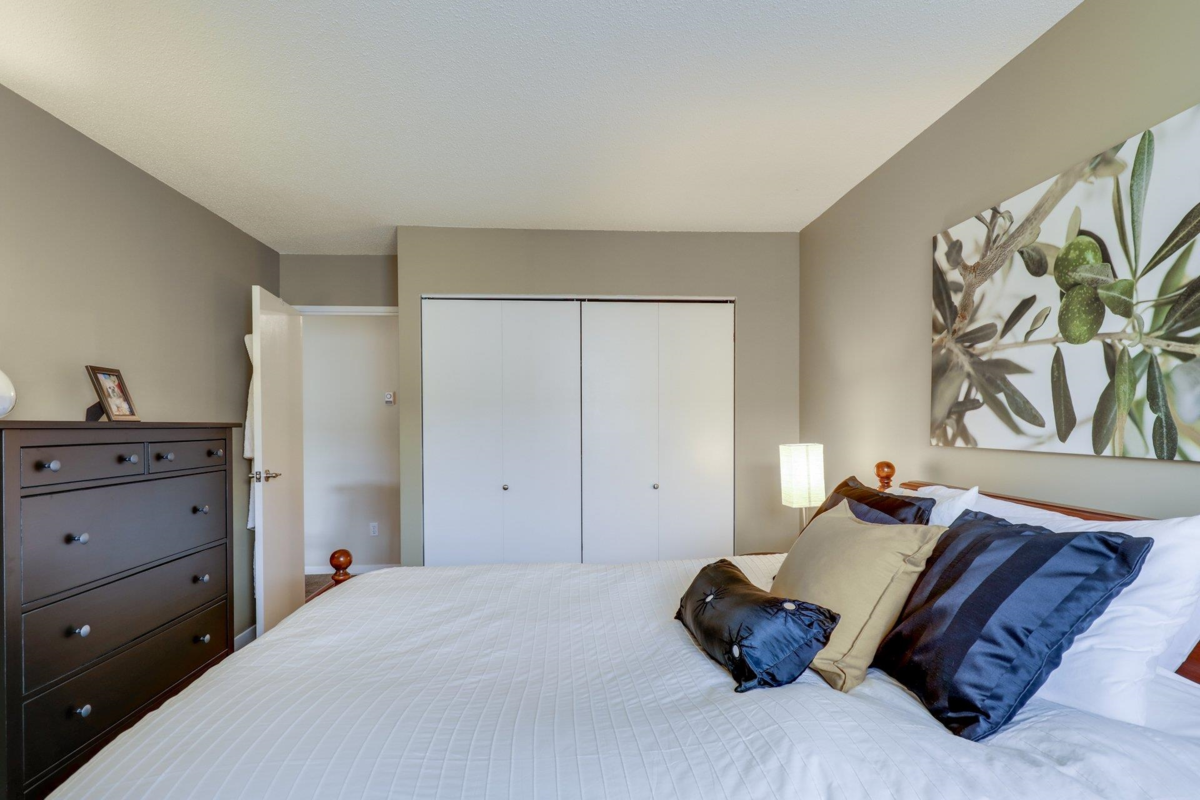 Guest Bathroom Photo of 302 330 E 1st Street, North Vancouver, BC