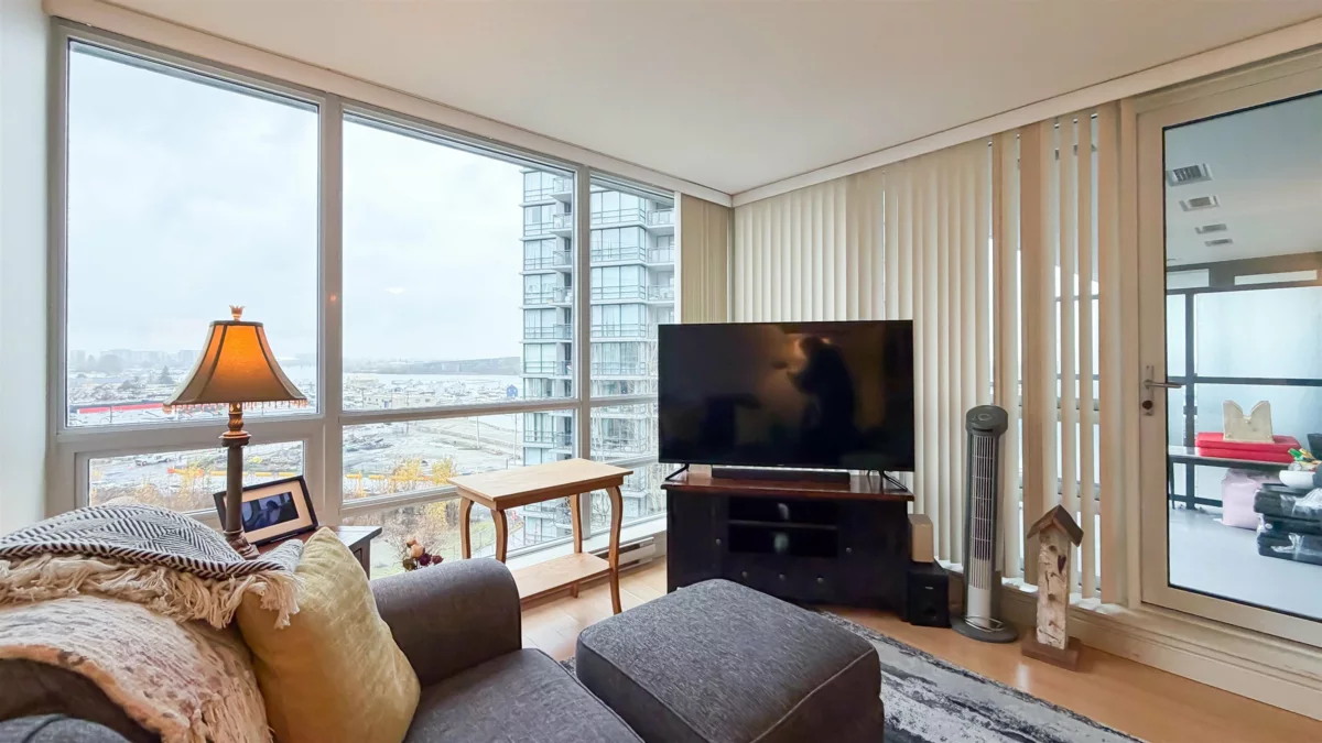 Kitchen Photo of 1007 3111 Corvette Way, Richmond, BC