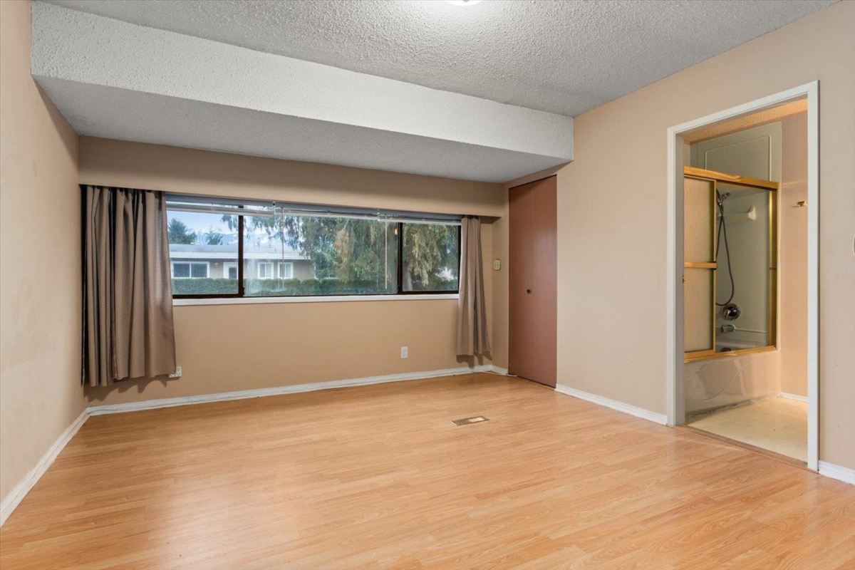 Entry Foyer Photo of 46323 Magnolia Avenue, Chilliwack, BC