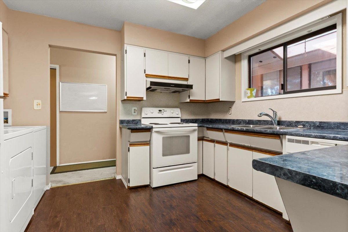 Guest Bathroom Photo of 46323 Magnolia Avenue, Chilliwack, BC