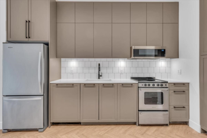 Kitchen Photo of 112 13929 105 Boulevard, Surrey, BC