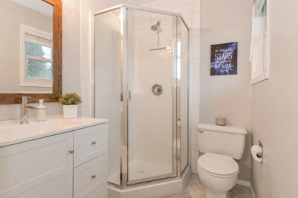 Guest Bathroom Photo of 34837 Oakhill Drive, Abbotsford, BC