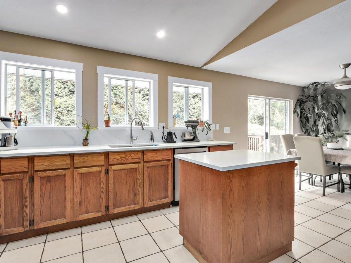 Breakfast Nook Photo of 7361 149a Street, Surrey, BC