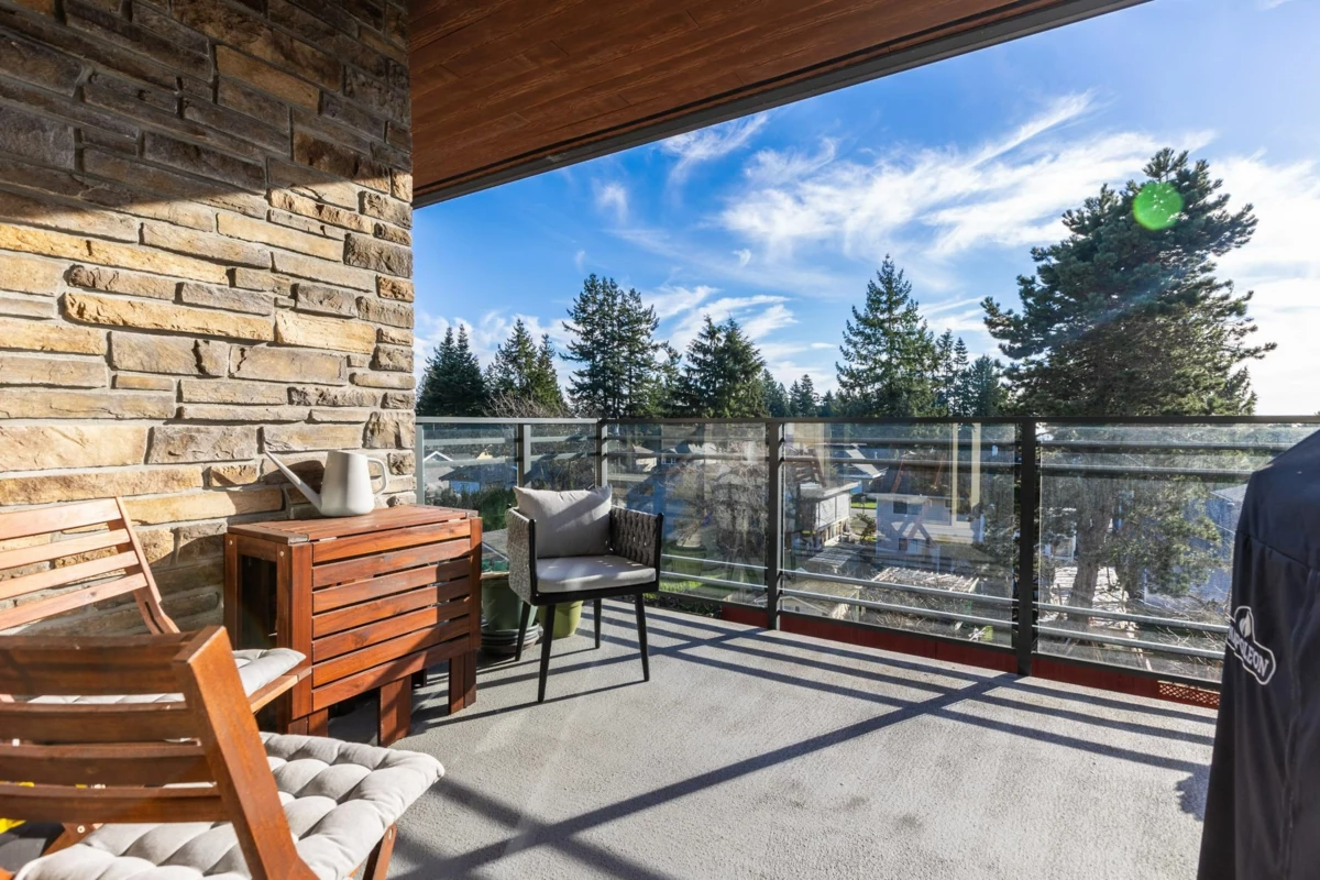 Backyard Photo of 309 14022 North Bluff Road, White Rock, BC