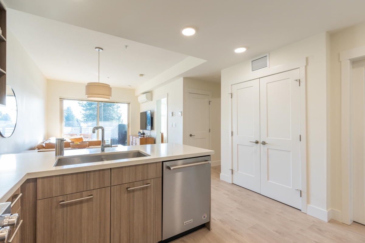 Kitchen Island Photo of 309 14022 North Bluff Road, White Rock, BC