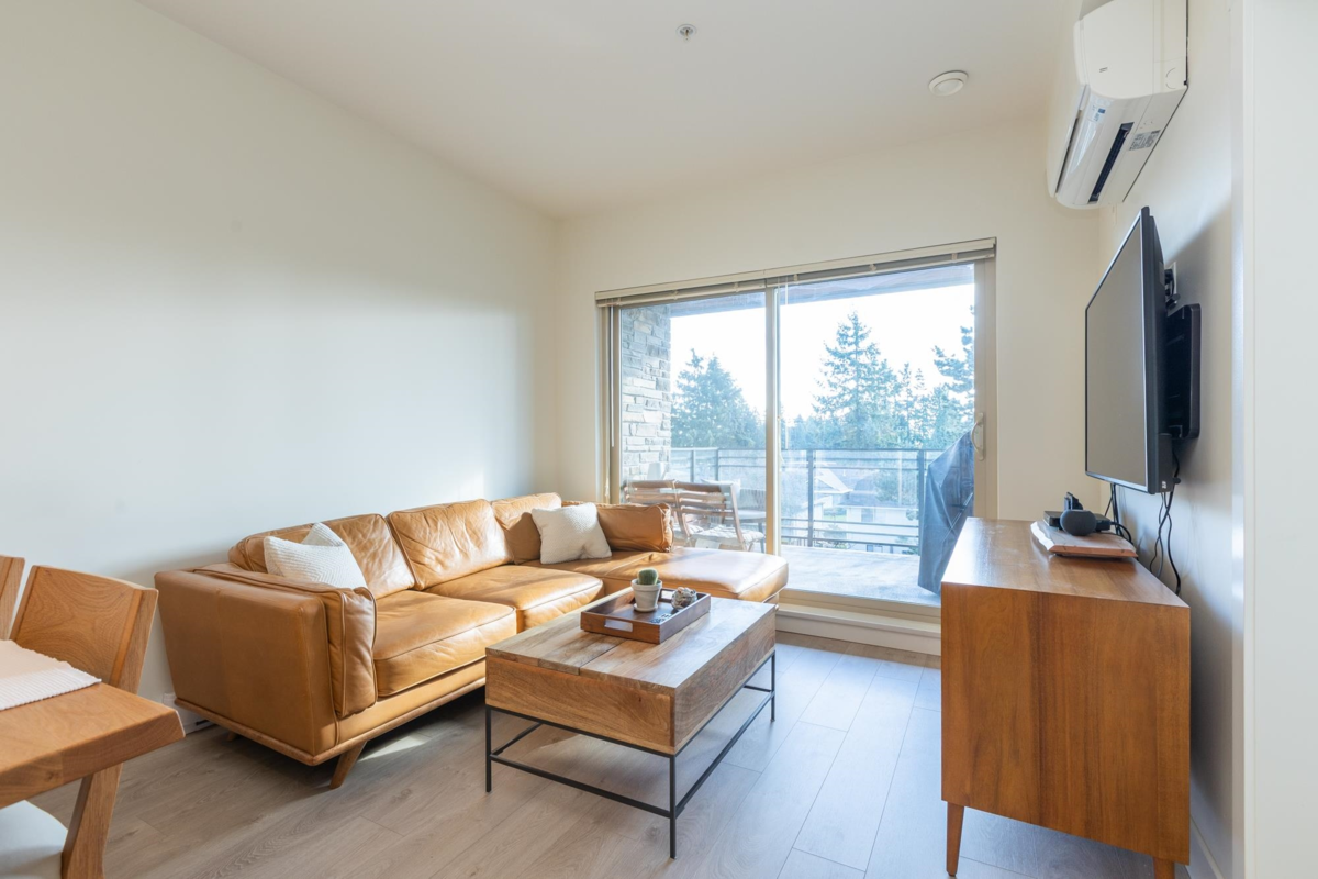 Walk-In Closet Photo of 309 14022 North Bluff Road, White Rock, BC