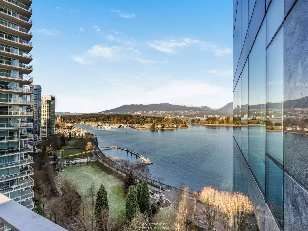 Powder Room Photo of 1301 277 Thurlow Street, Vancouver, BC