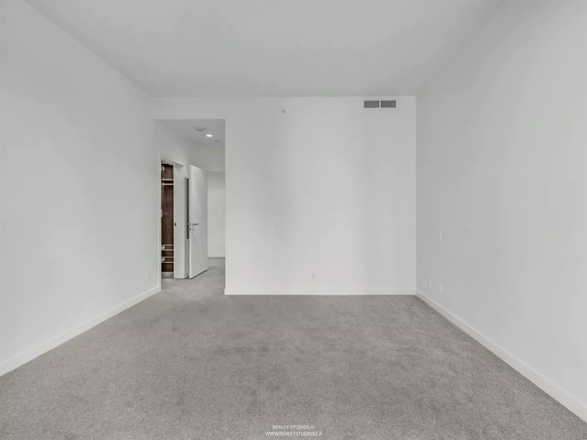 Walk-In Closet Photo of 1301 277 Thurlow Street, Vancouver, BC