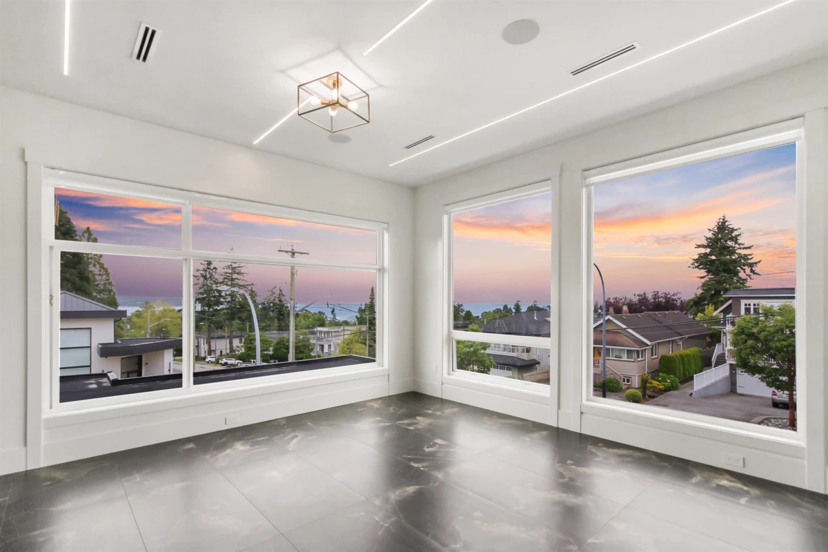 Family Room Photo of 16019 9a Avenue, Surrey, BC